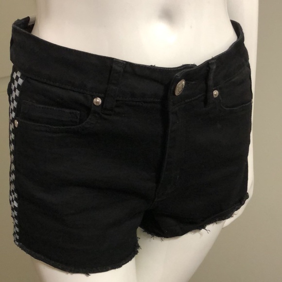 Almost Famous Black Stretch Waist Cut Off Shorts size 7 - Picture 4 of 6